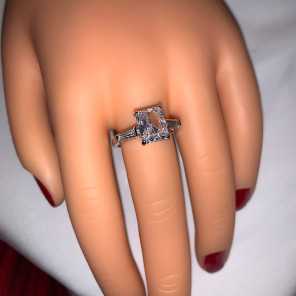 4 CARAT EMERALD CUT CUBIC ZIRCONIA RING - Picture 3 of 8